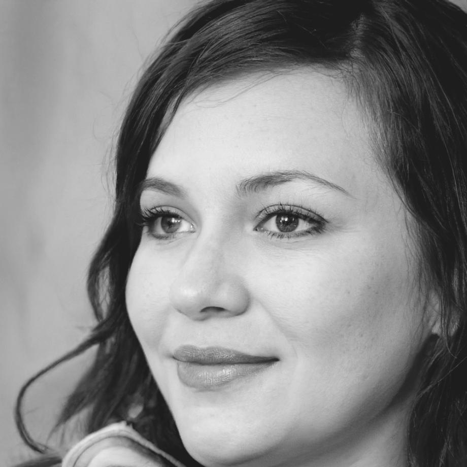 Instructor Veera Laakkonen explaining fundamental analysis concepts